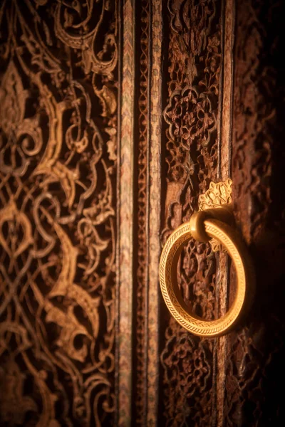 Puerta de madera decoraciones árabes y palanca de anillo —  Fotos de Stock