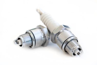 beyaz üzerine iki buji