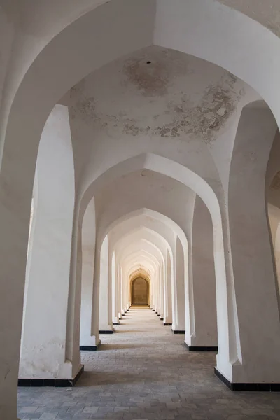 Gebogen gangetje perspectief in Buchara, Uzbekisan. — Stockfoto