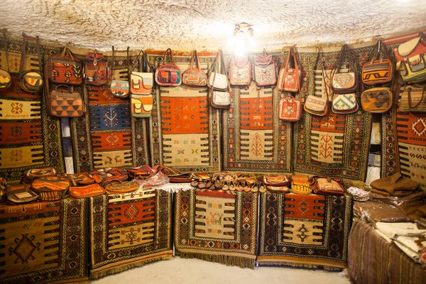Handgjorda väskor och mattor — Stockfoto