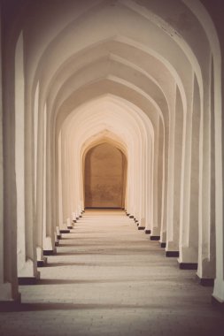 Kemerli koridor perspektif Buhara, Uzbekisan.