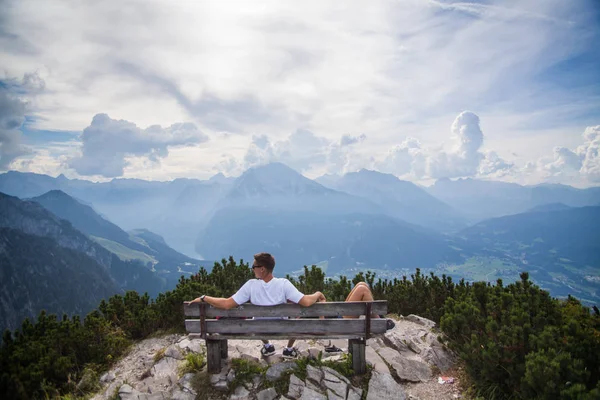 Coppia su una panchina in Berchtesgaden, Germania — Foto Stock