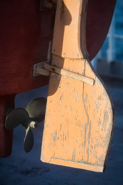 Velho leme de madeira em um barco — Fotografia de Stock