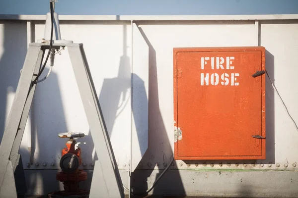 Feuerwehrschlauch auf einem Schiff — Stockfoto