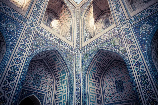우즈베키스탄에 있는 Madrasa 입구 — 스톡 사진