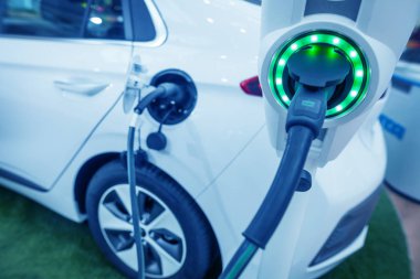 Priz şarj bir elektrikli araba, görüntü kadar kapatın.