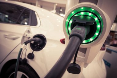 Priz şarj bir elektrikli araba, görüntü kadar kapatın.