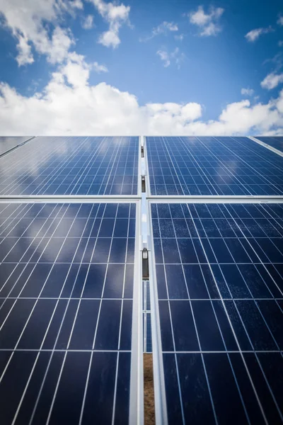 Bazı güneş panelleri, açık renkli görüntü.