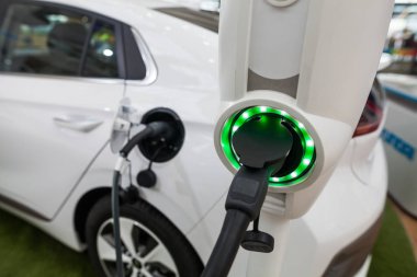 Priz şarj bir elektrikli araba, görüntü kadar kapatın.