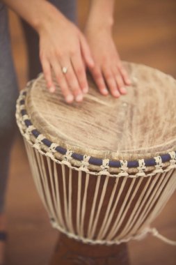 Bongo davul ve bir el atış kapatın.