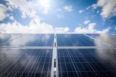 Bazı güneş panelleri, açık renkli görüntü.