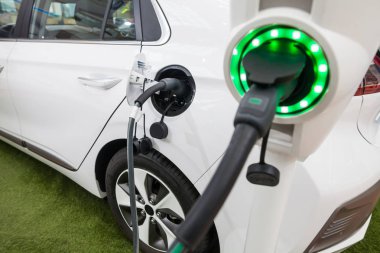 Priz şarj bir elektrikli araba, görüntü kadar kapatın.