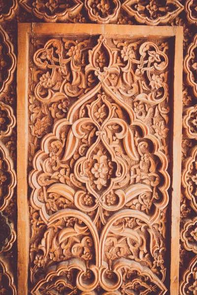 Ahşap bir kapı üzerinde Arapça süslemeleri yakından.