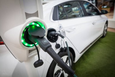 Priz şarj bir elektrikli araba, görüntü kadar kapatın.