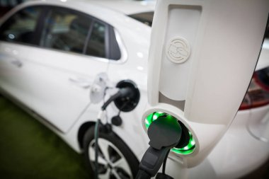 Priz şarj bir elektrikli araba, görüntü kadar kapatın.