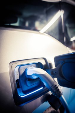 Elektrikli bir araba şarj bir fiş ile renkli görüntü.
