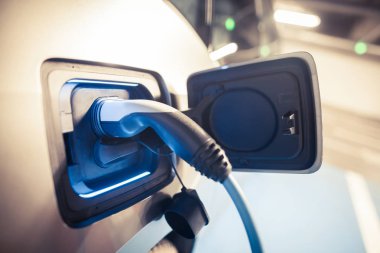 Priz şarj bir elektrikli araba, görüntü kadar kapatın.
