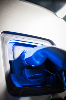 Elektrikli bir araba şarj bir fiş ile renkli görüntü.