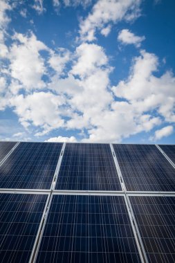 Bazı güneş panelleri, açık renkli görüntü.