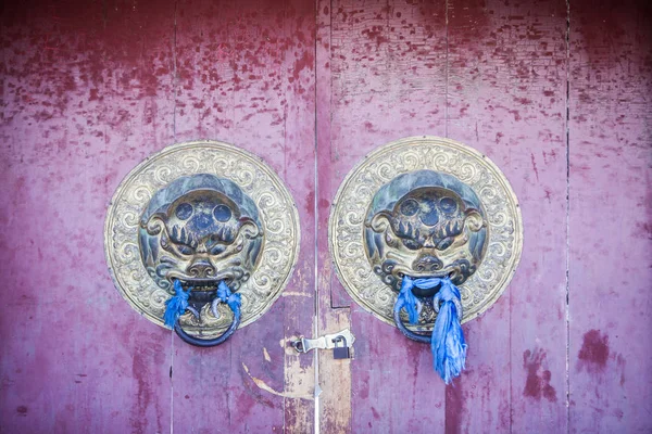Entrada Templo Budista Con Bufandas Cabezas León —  Fotos de Stock