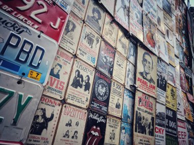 Londra, İngiltere - 13 Ocak 2018: Renk vintage teneke reklamlar bir pencere Dükkanı, Londra, İngiltere.