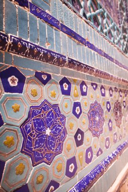 Bazı Arapça süslemeleri bir duvara bardak kadar kapatın.