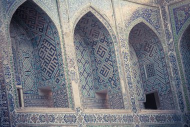 Buhara, Özbekistan'a bir medrese cephe ile renkli görüntü.