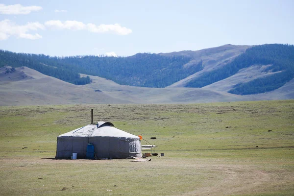 緑の野原にモンゴルのパオのカラー画像 — ストック写真