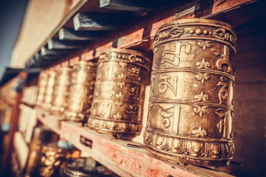 Dönen Budist dua davulları Moğolistan 'da bir manastırda.