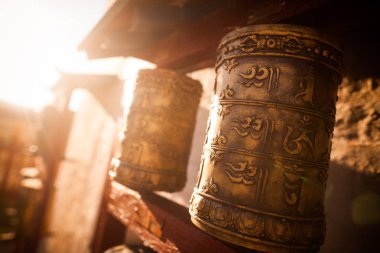 Dönen Budist dua davulları Moğolistan 'da bir manastırda.