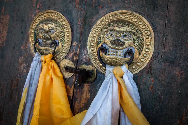 Entrada Templo Budista Con Bufandas Cabezas León —  Fotos de Stock
