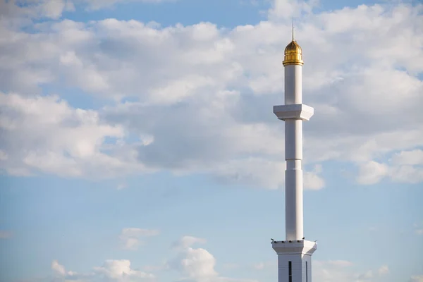 Minaretes Una Mezquita Contra Cielo Nublado —  Fotos de Stock