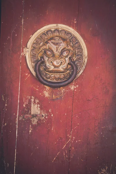 Entrada Templo Budista Con Bufandas Cabezas León —  Fotos de Stock