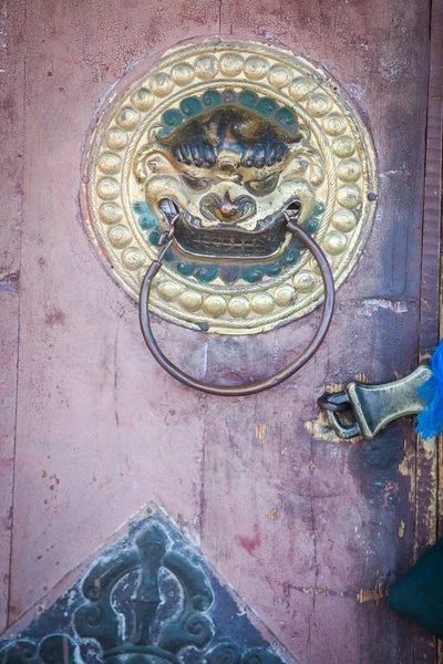 Entrada Templo Budista Con Cabezas León —  Fotos de Stock