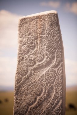 Moğolistan 'daki bir geyik taşının renkli görüntüsü.