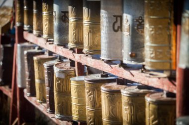Dönen Budist dua davulları Moğolistan 'da bir manastırda.