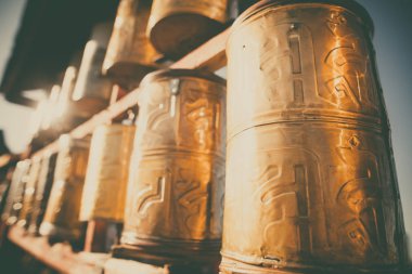 Dönen Budist dua davulları Moğolistan 'da bir manastırda.