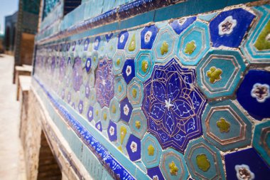 Bazı Arapça süslemeleri bir duvara bardak kadar kapatın.