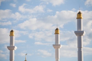 Minare Camii bulutlu gökyüzü karşı gelen.