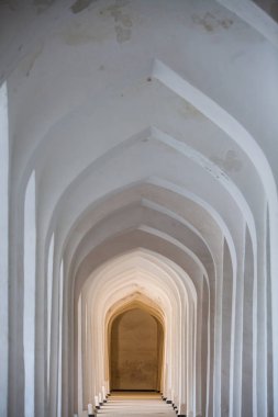Kemerli koridor perspektif Mir-i-Arap medressa Buhara, Uzbekisan.