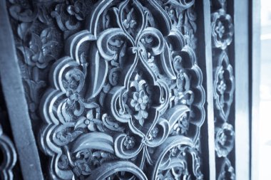 Ahşap bir kapı üzerinde Arapça süslemeleri yakından.