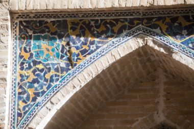 Renkli Arapça süslemeleri bir duvara yakın çekim.