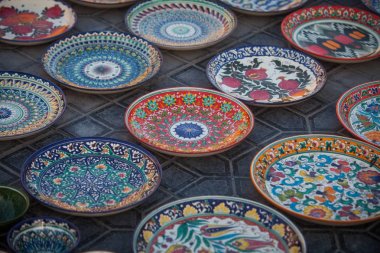 Satılık bazı el yapımı Özbekistan plakalarının renkli resmi.