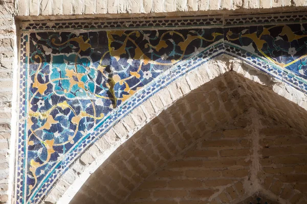 Renkli Arapça süslemeleri bir duvara yakın çekim.