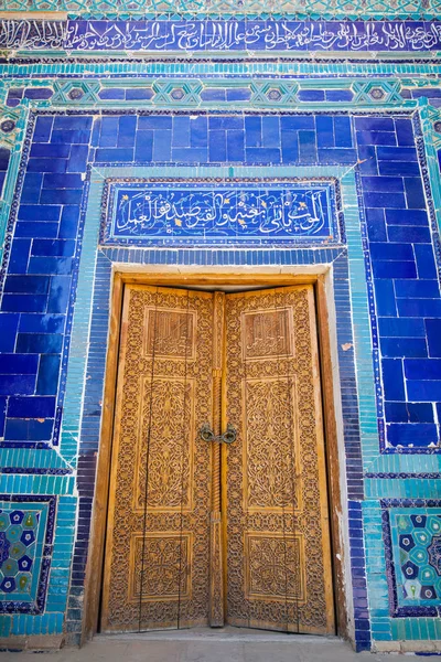 乌兹别克斯坦布哈拉的彩色图像与门细节 — 图库照片