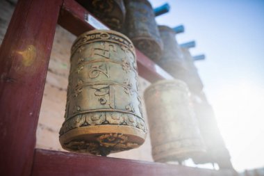 Dönen Budist dua davulları Moğolistan 'da bir manastırda.