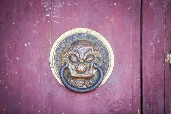 Entrada Templo Budista Con Cabezas León —  Fotos de Stock