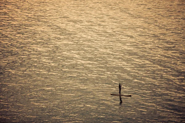 Paddle boarder sur le lac — Photo