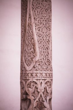 Ahşap direk Arapça süslemeleri