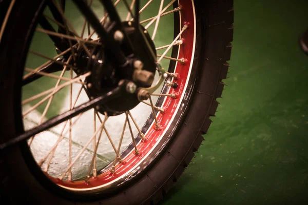Винтажное мотоциклетное колесо — стоковое фото